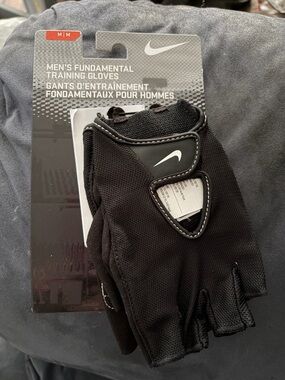 Nike men’s fundamental training gloves, size medium